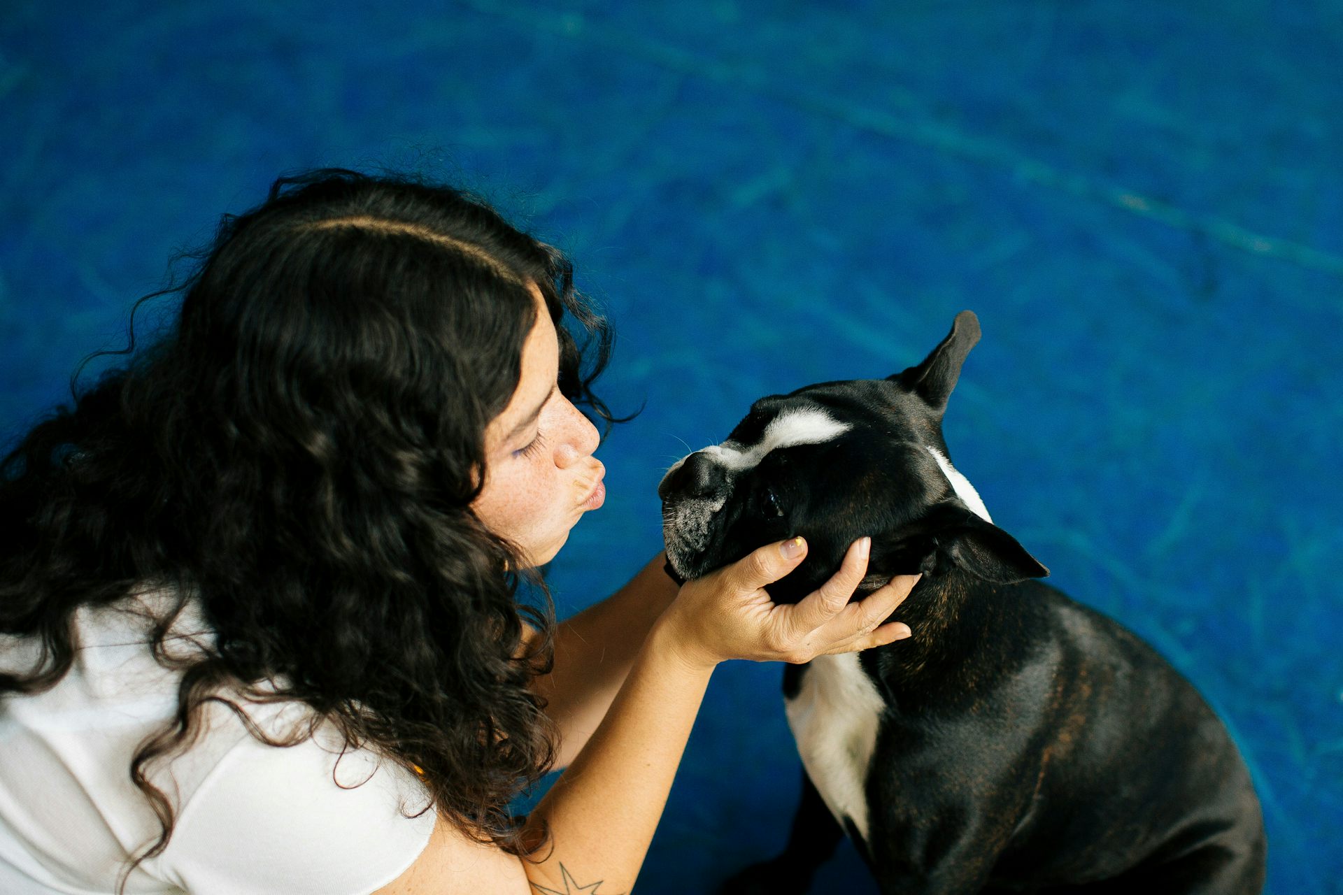 Une femme avec son chien