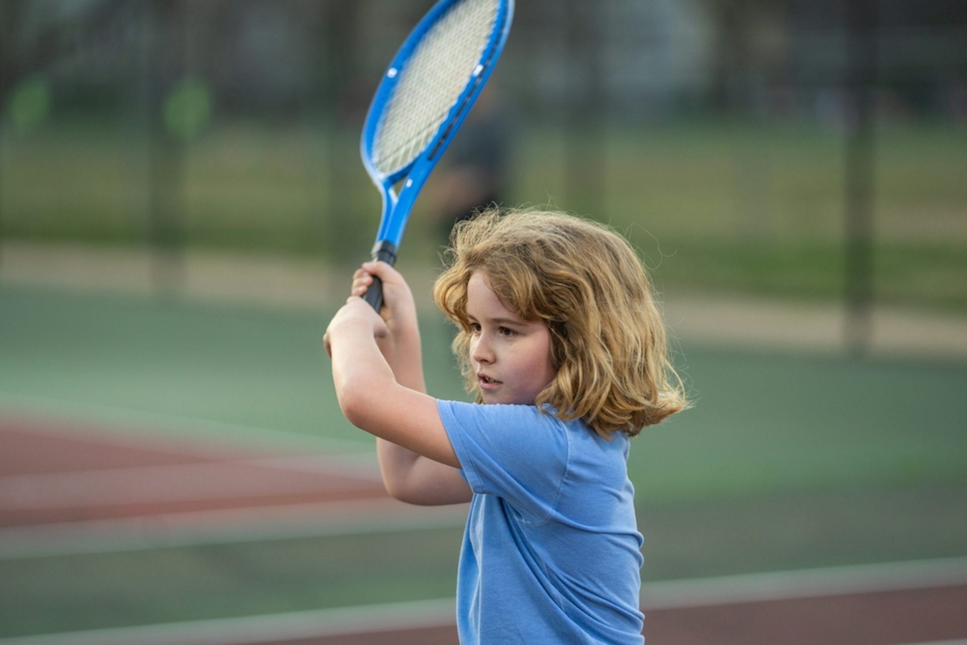 Gros plan sur une petite fille qui joue au tennis