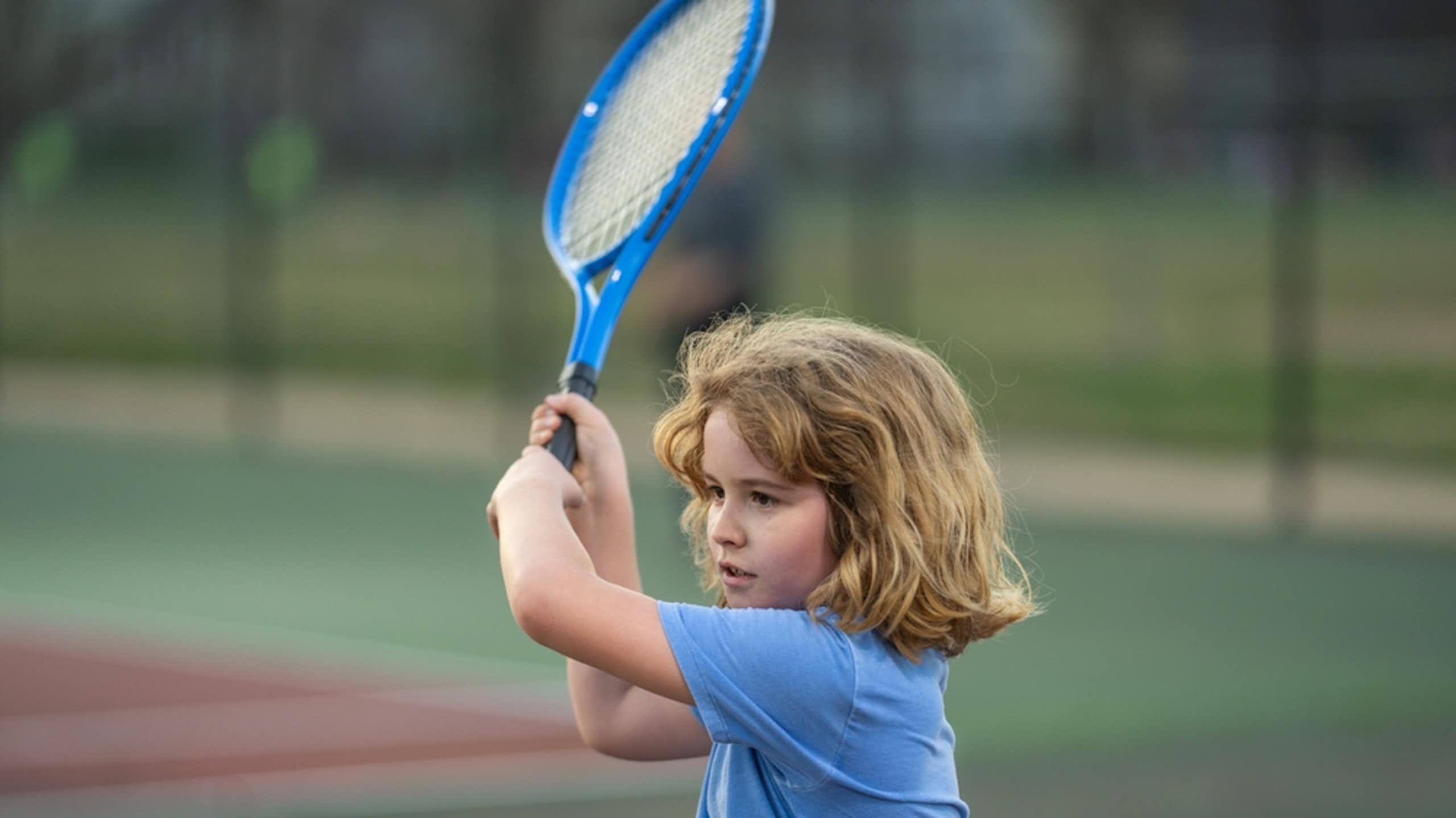 Gros plan sur une petite fille qui joue au tennis