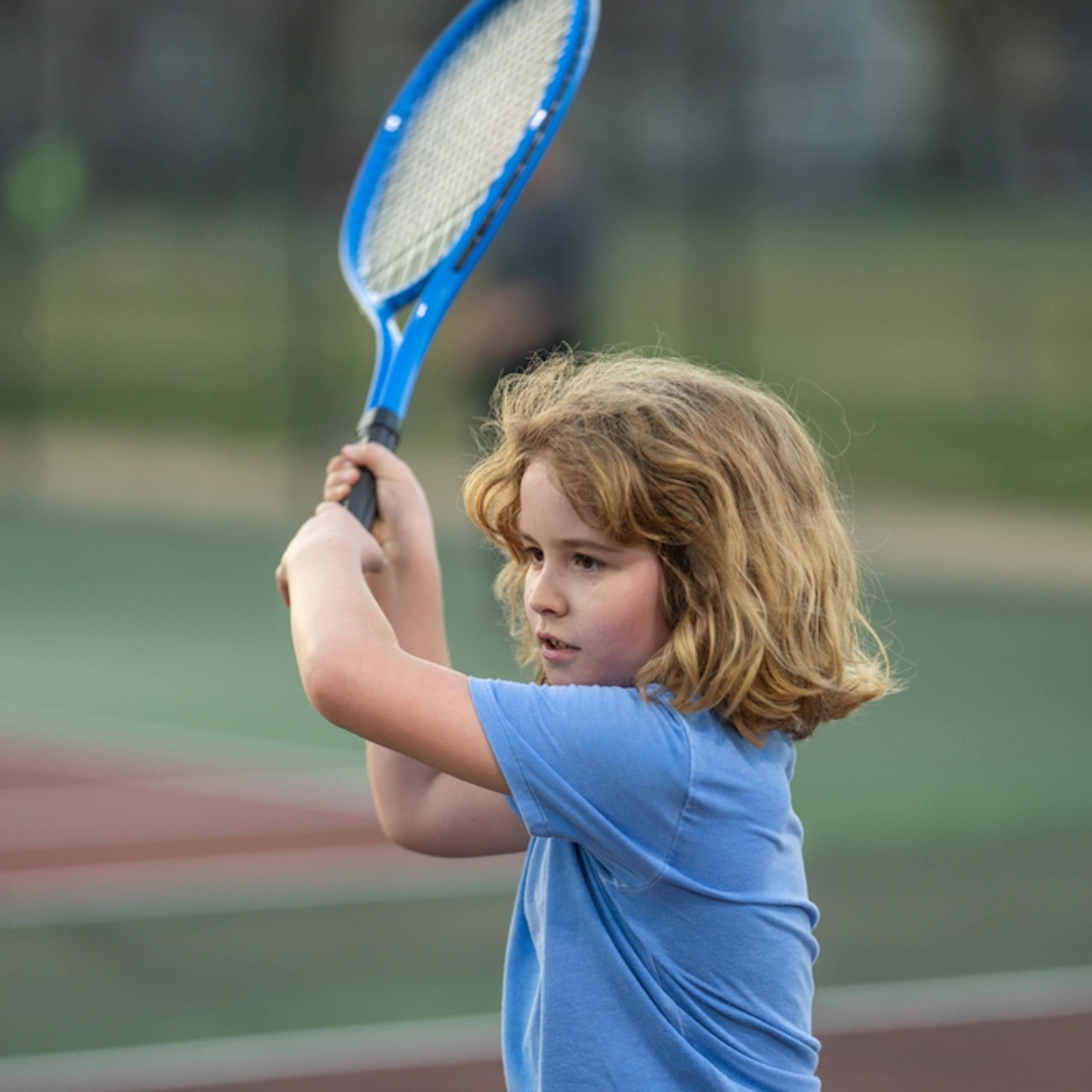 Gros plan sur une petite fille qui joue au tennis