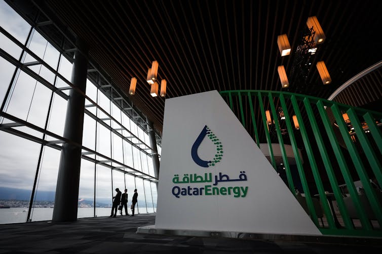 La pared de la cabina con la inscripción Qatar Energy se encuentra en el gran salón.