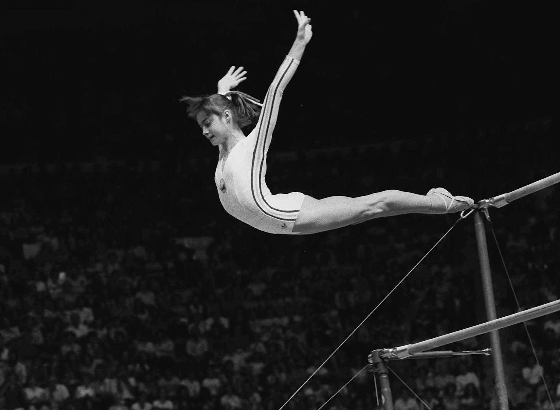 Une gymnaste effectue un saut