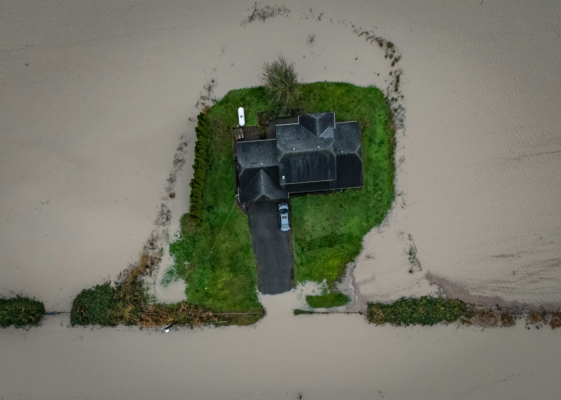 foto aérea de una casa rodeada de agua