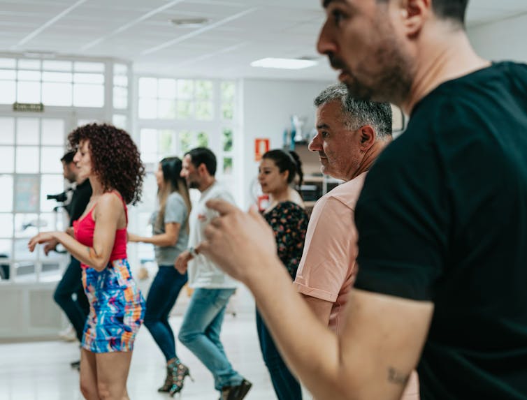 Personas que participan en clases de baile de salsa.