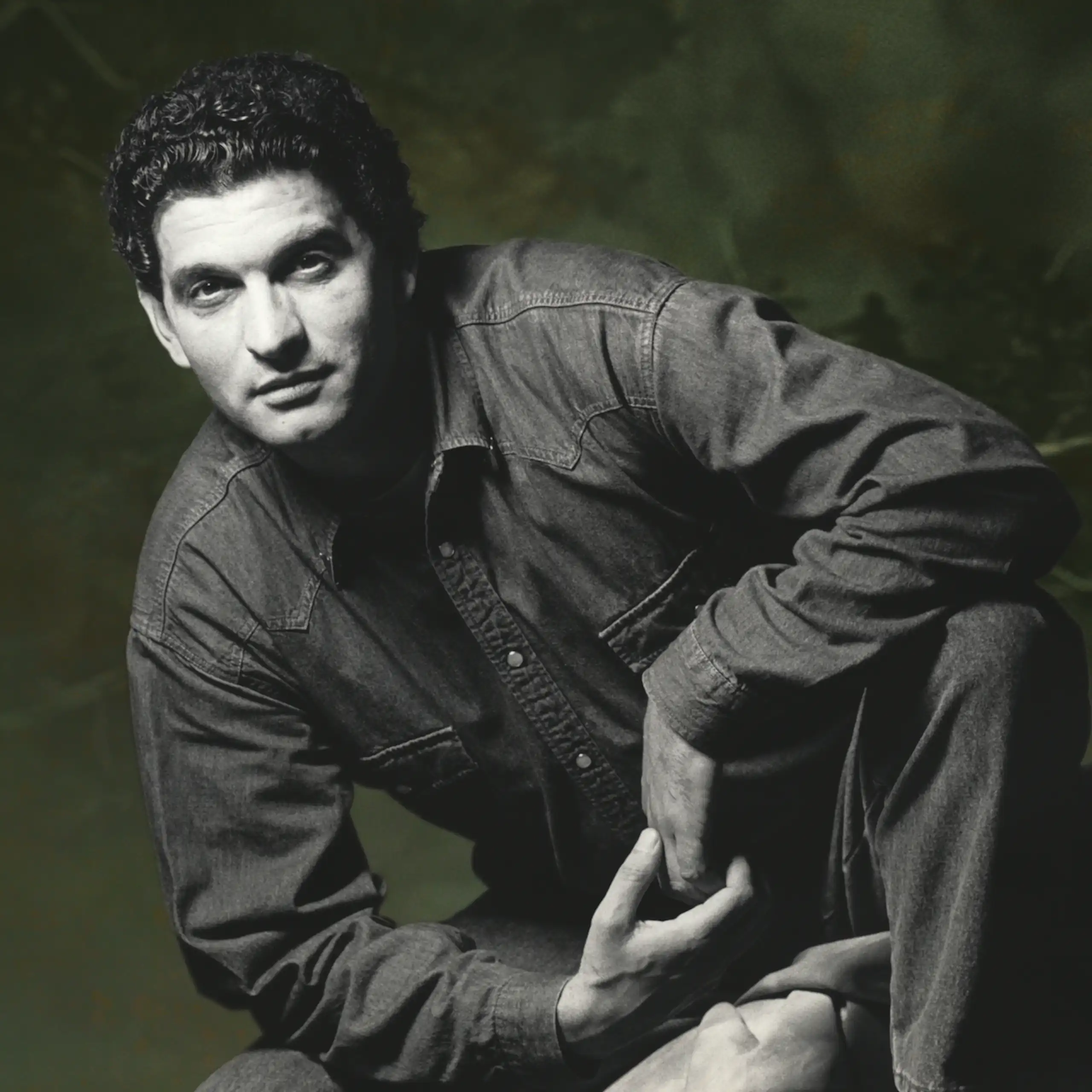 Retrato en blanco y negro de un hombre vestido con camisa vaquera.