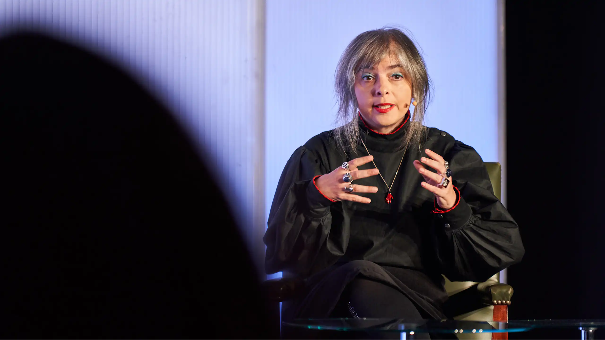 Una mujer habla con un micrófono en la oreja.