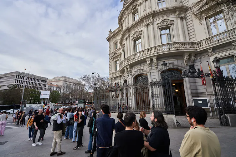 Masas de público haciendo cola para una presentación de Mariana Enriquez.