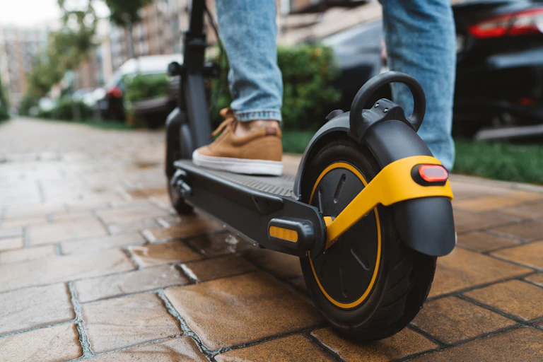 Primer plano de la parte inferior de un patinete eléctrico.