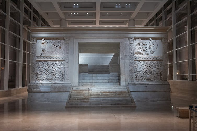 Imagen de un monumento cuadrado en mármol.