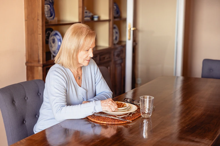 Una mujer comiendo sola.