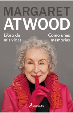 Portada de un libro con una señora mayor haciendo el gesto de callar la boca.
