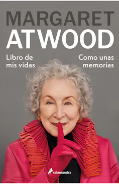 Portada de un libro con una señora mayor haciendo el gesto de callar la boca.