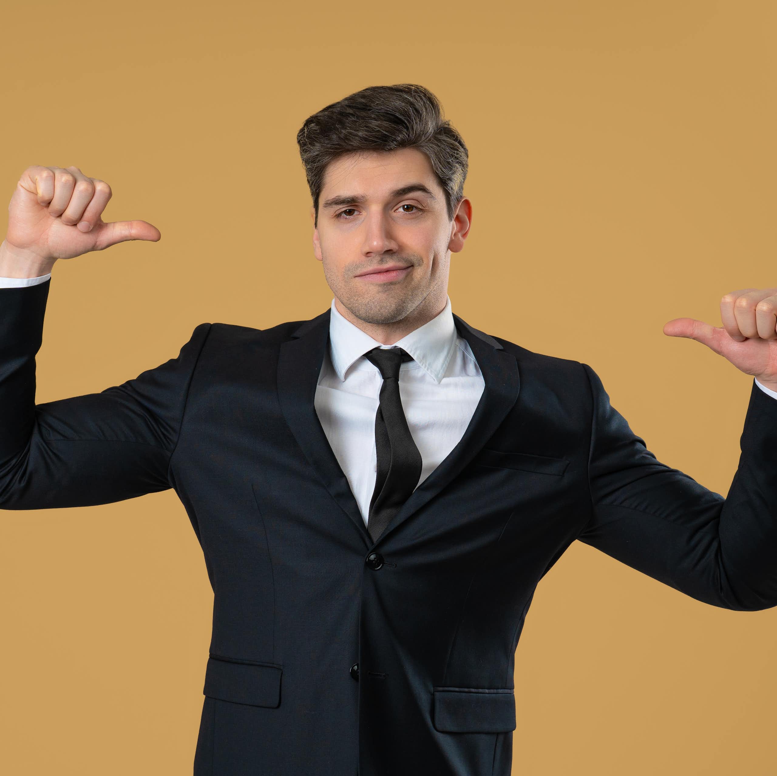 Homme en cravate qui se félicite.