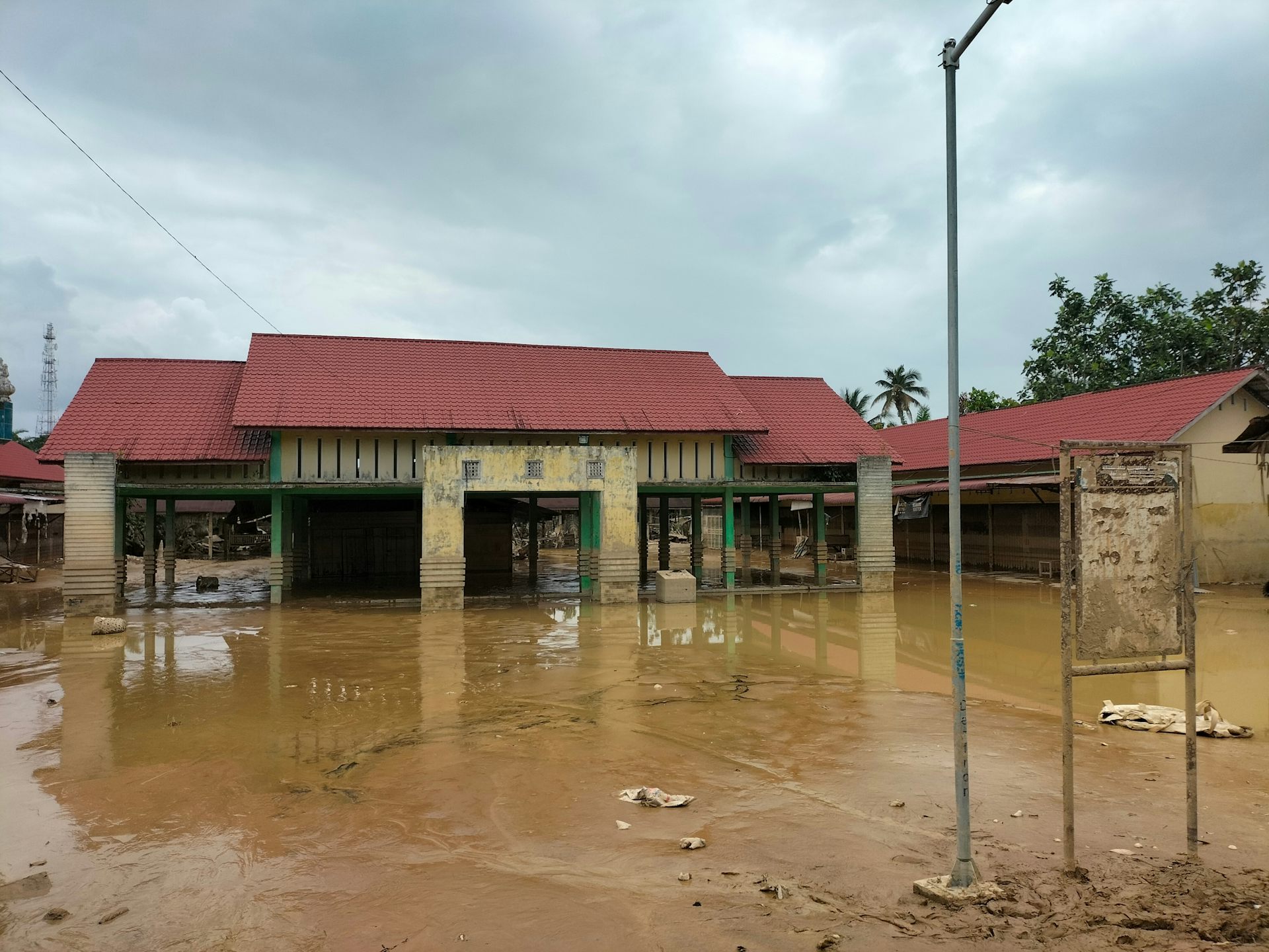 Indonesia merupakan negara rawan bencana yang memerlukan sistem pengaman bencana berlapis termasuk sumber pendanaannya