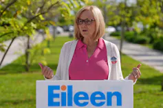Eileen Higgins, maire de Miami, s’adresse à ses partisans