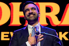 Zohran Mamdani, maire de New York, prend la parole au micro