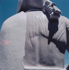 The Seventeenth-century Pueblo chief who fought for independence from colonial rule – lengthy prior to the American Revolution 2 A stone statue of a man with a ponytail and a blanket thrown over one shoulder, seen from the back.