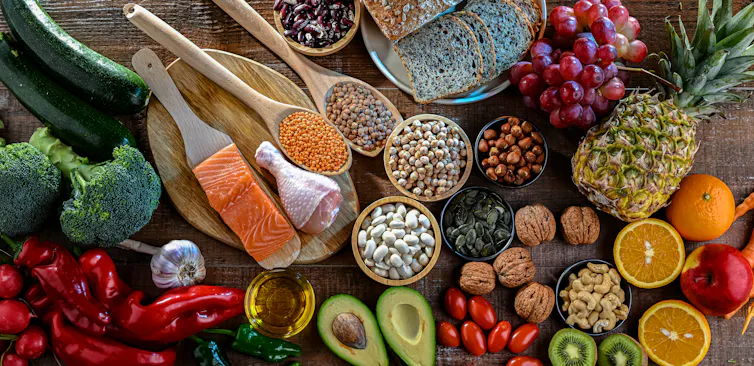 Variedade colorida de alimentos que ajudam a reduzir o risco de doenças cardíacas.