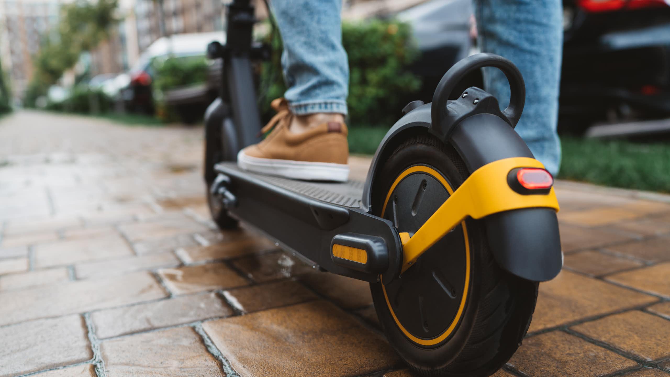 Primer plano de la parte inferior de un patinete eléctrico.