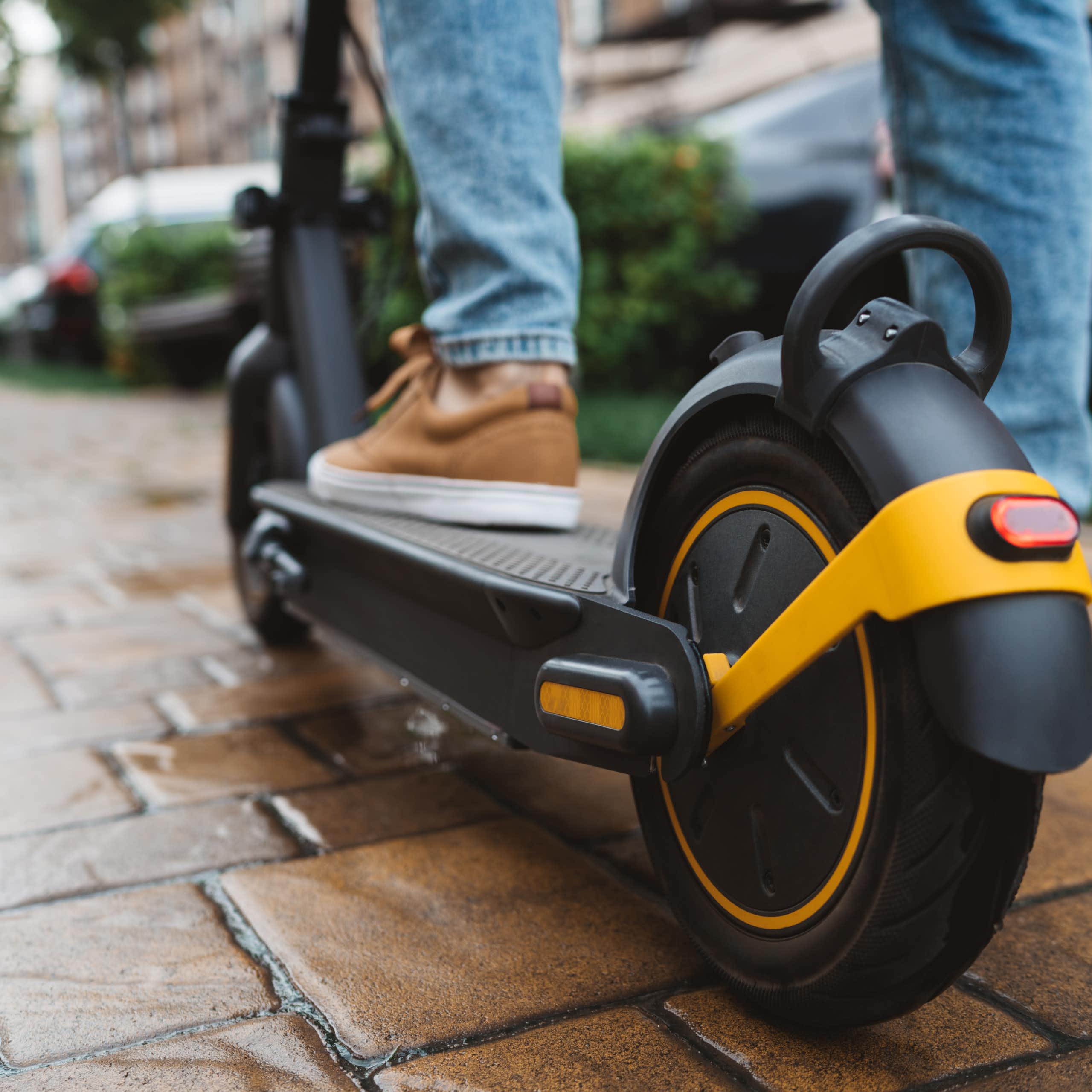 Primer plano de la parte inferior de un patinete eléctrico.