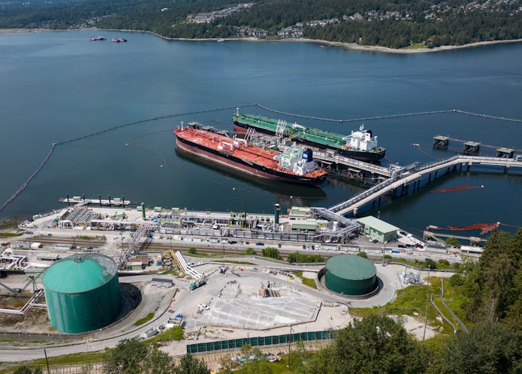 petroleros atracados cerca de la terminal petrolera