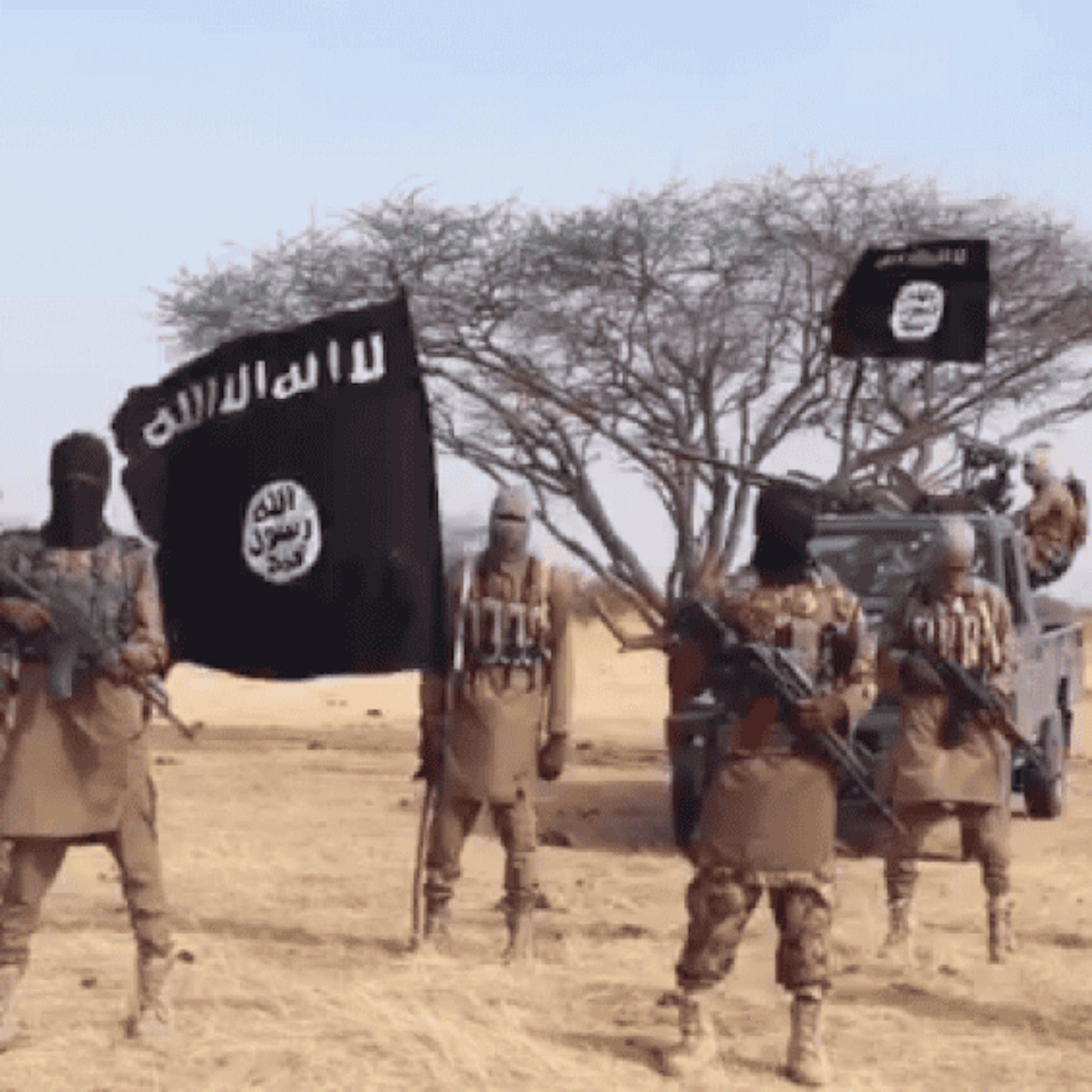 Djihadistes brandissant les drapeaux aux couleurs de l'EI.