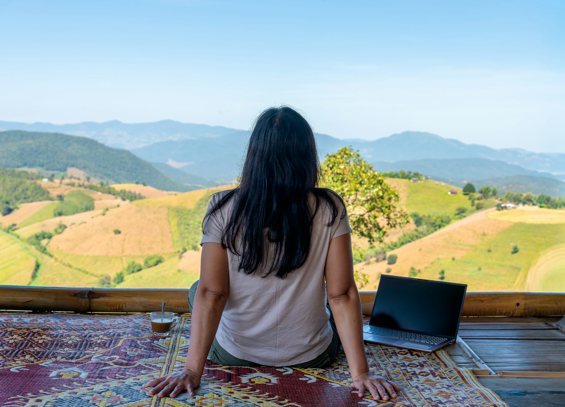 The evolution of digital nomadism: from hi-tech hacker spaces to crypto coworking