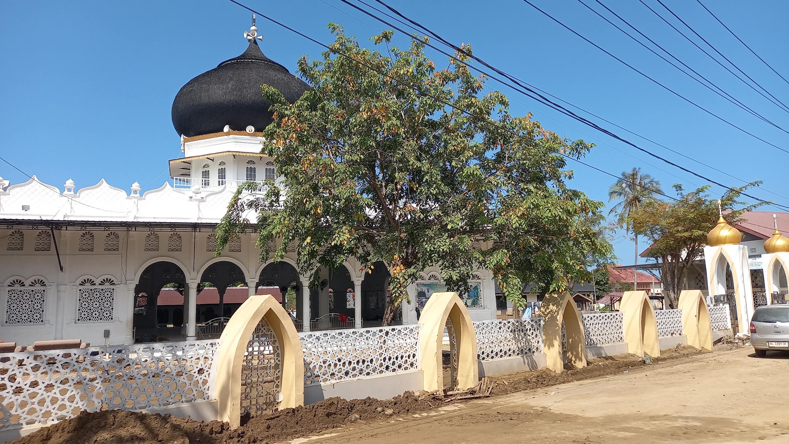 Sebuah masjid di Pidie Jaya, Aceh dengan pekarangan berlumpur setelah diterjang banjir Sumatra.