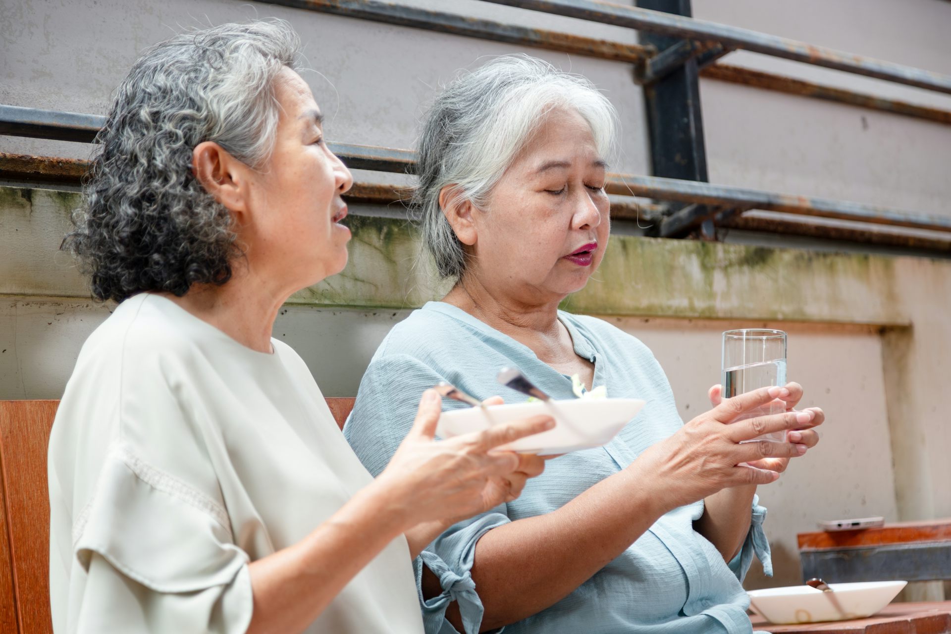 Pemenuhan kebutuhan gizi lansia lebih kompleks karena kondisi kesehatan yang menurun.