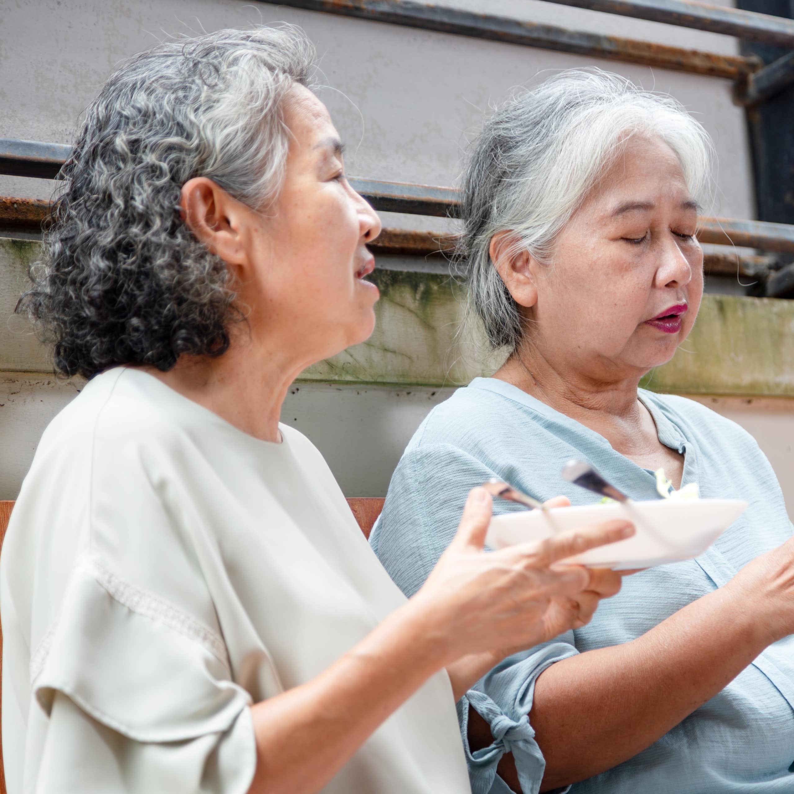 Pemenuhan kebutuhan gizi lansia lebih kompleks karena kondisi kesehatan yang menurun.