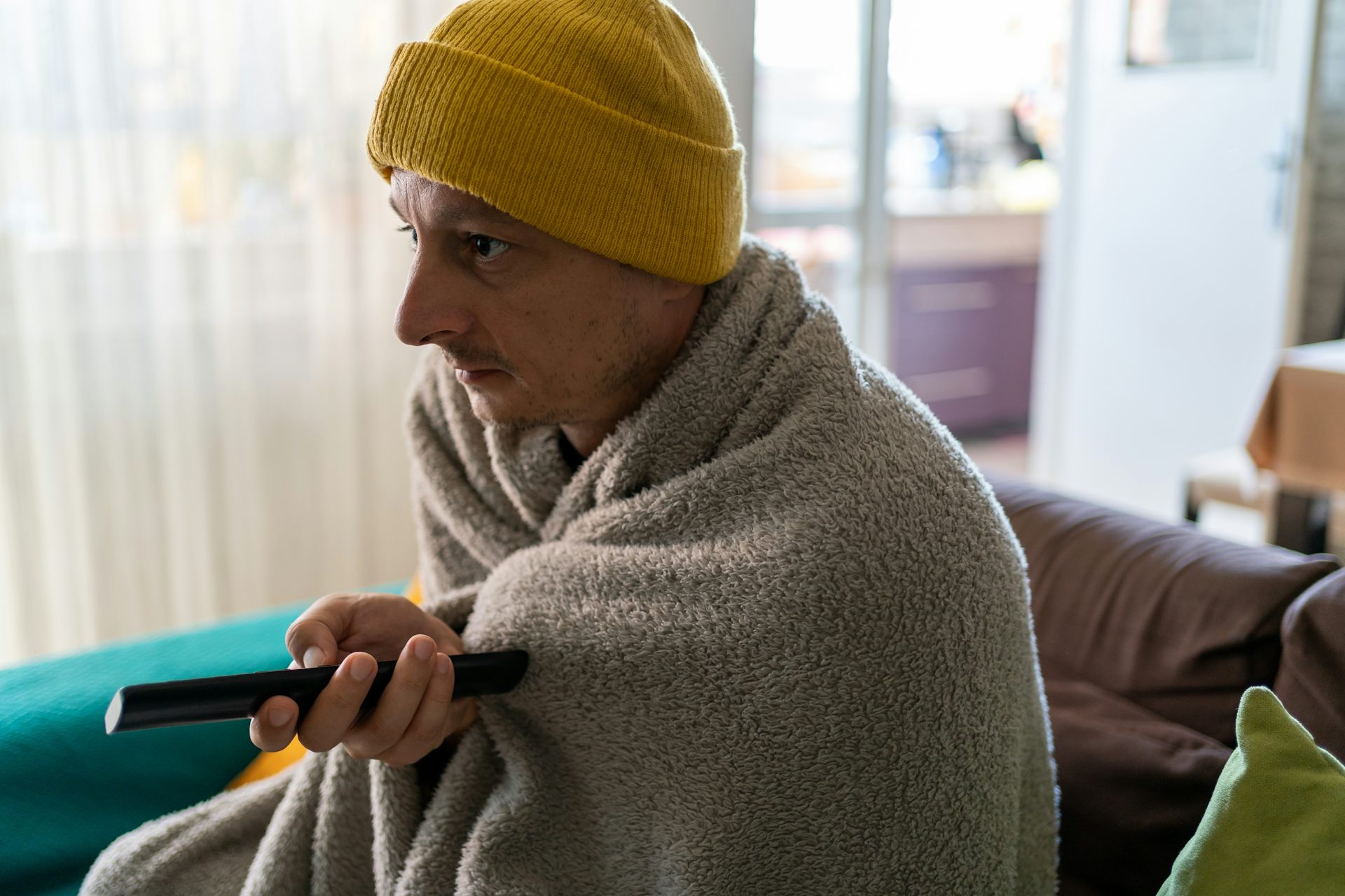Un homme se couvre chaudement pour faire face à la précarité énergétique 