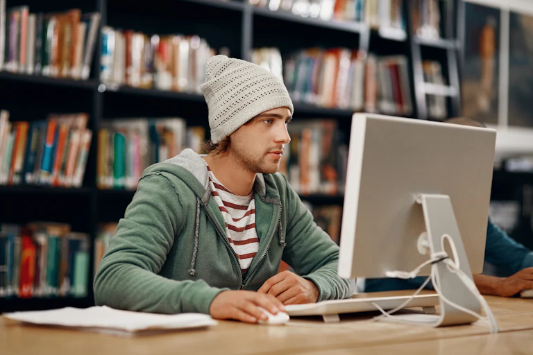 Entrepreneur étudiant devant son ordinateur.