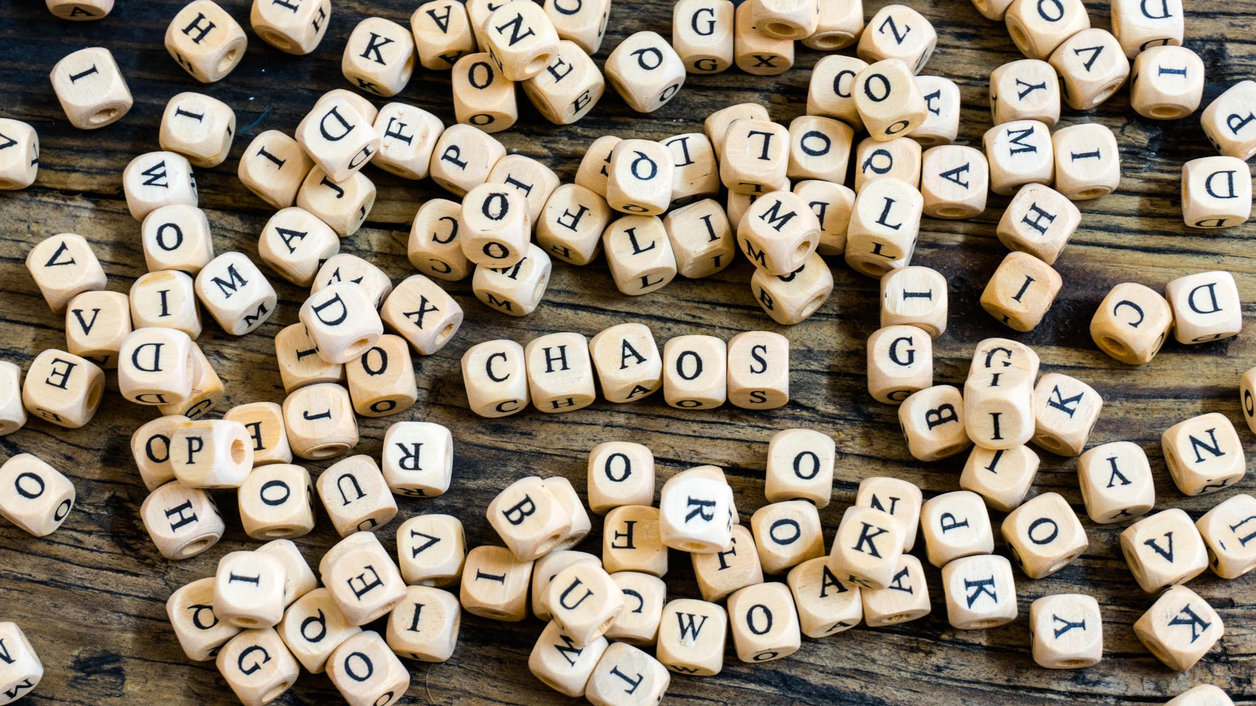 Dés avec écrit chaos.