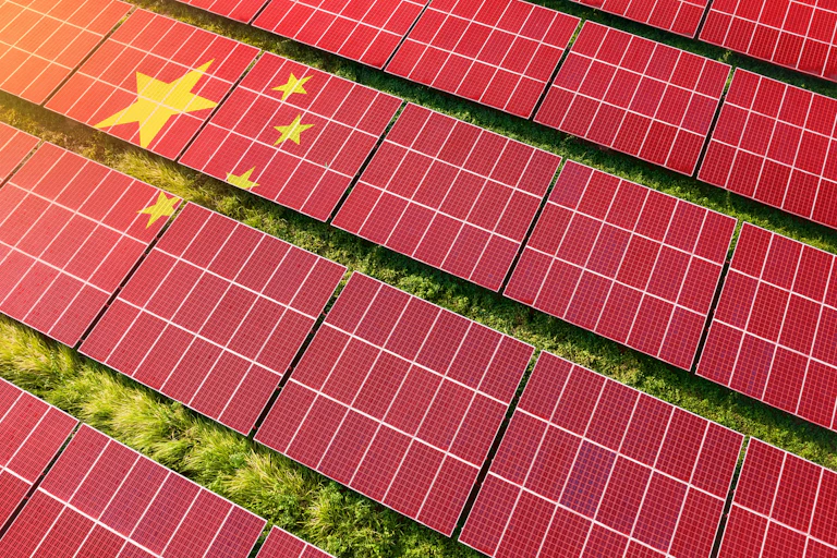 Panneaux solaires colorés d'un drapeau chinois.