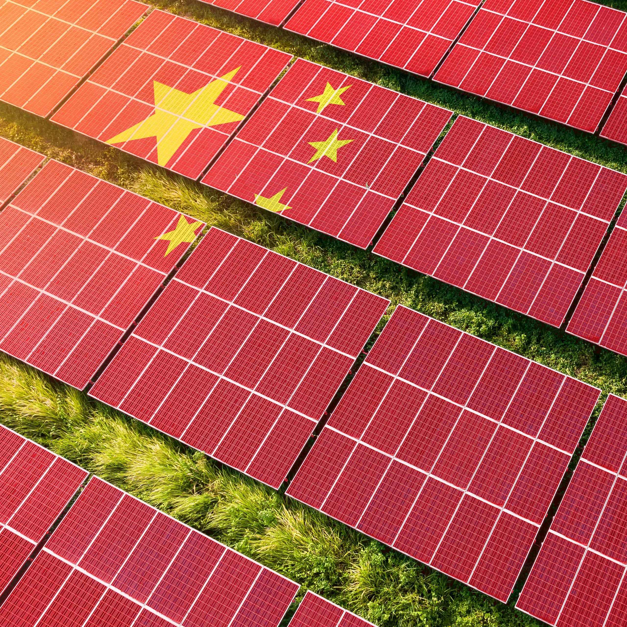 Panneaux solaires colorés d'un drapeau chinois.