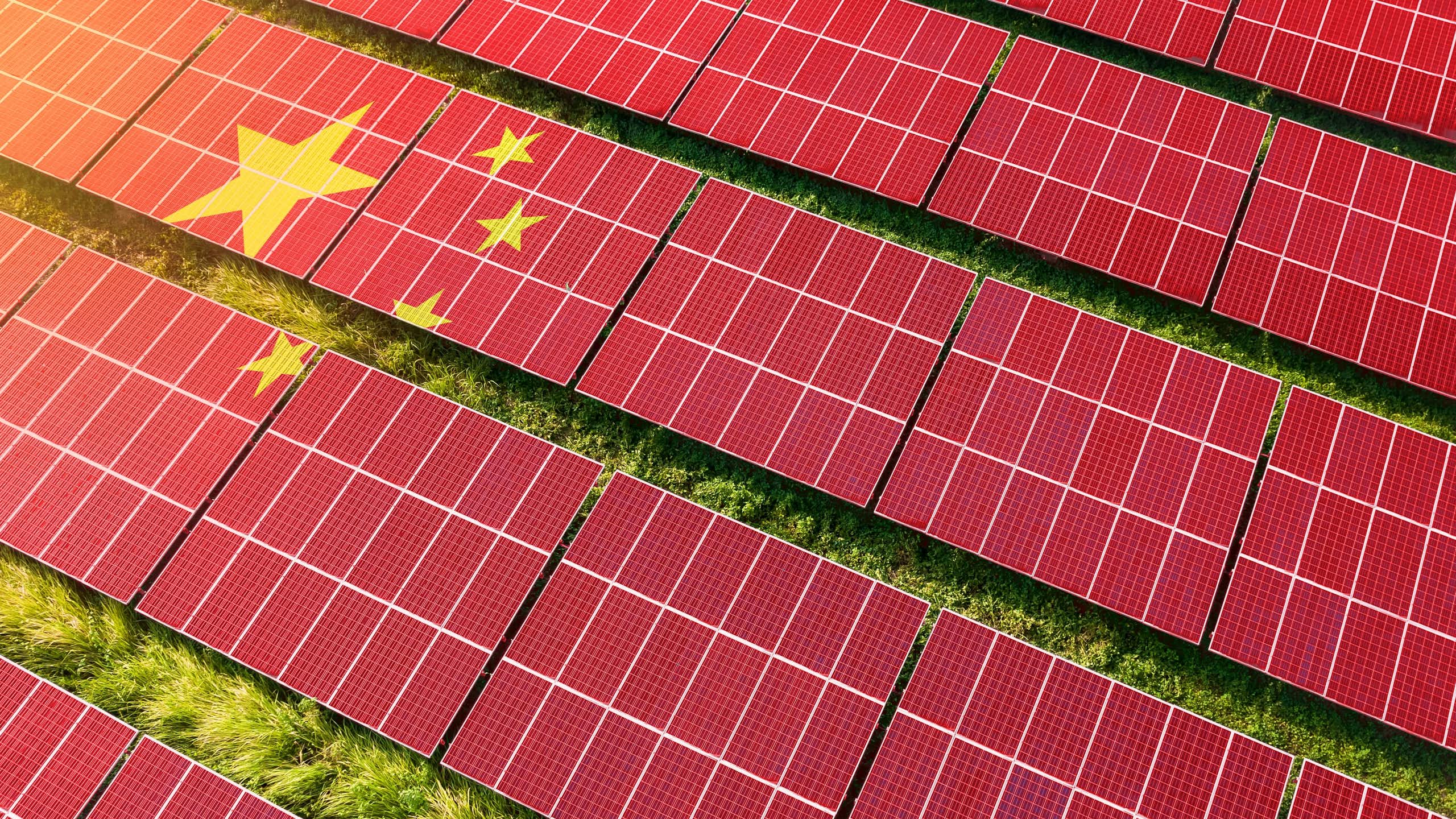 Panneaux solaires colorés d'un drapeau chinois.