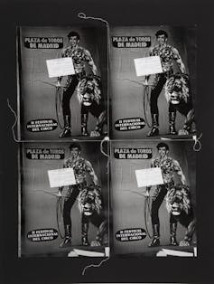 Repetición de un cartel de circo cuatro veces.