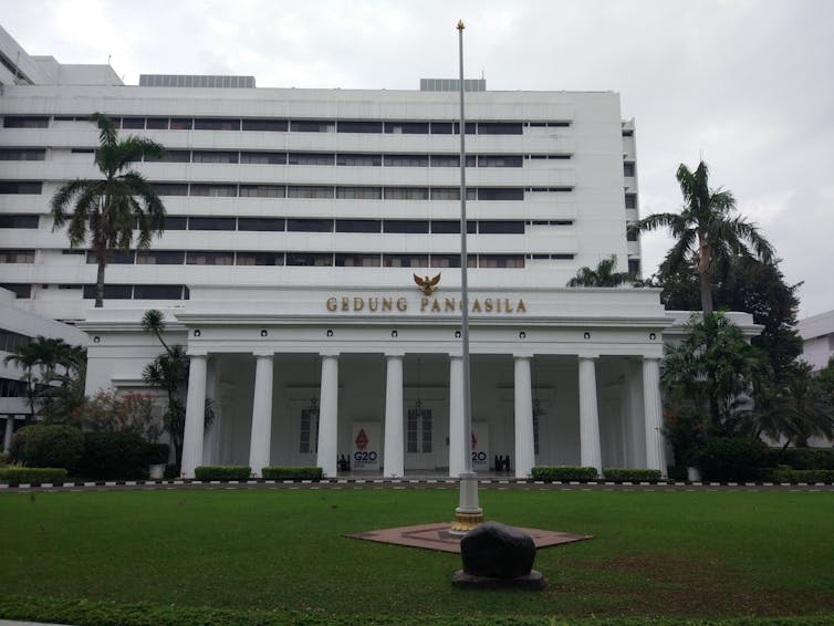 Gendered practices persist in elite diplomatic institutions.