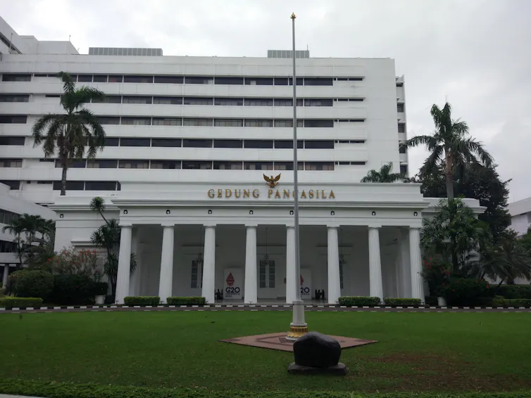 Praktik-praktik yang bias gender tetap bertahan di dalam institusi diplomasi elit.