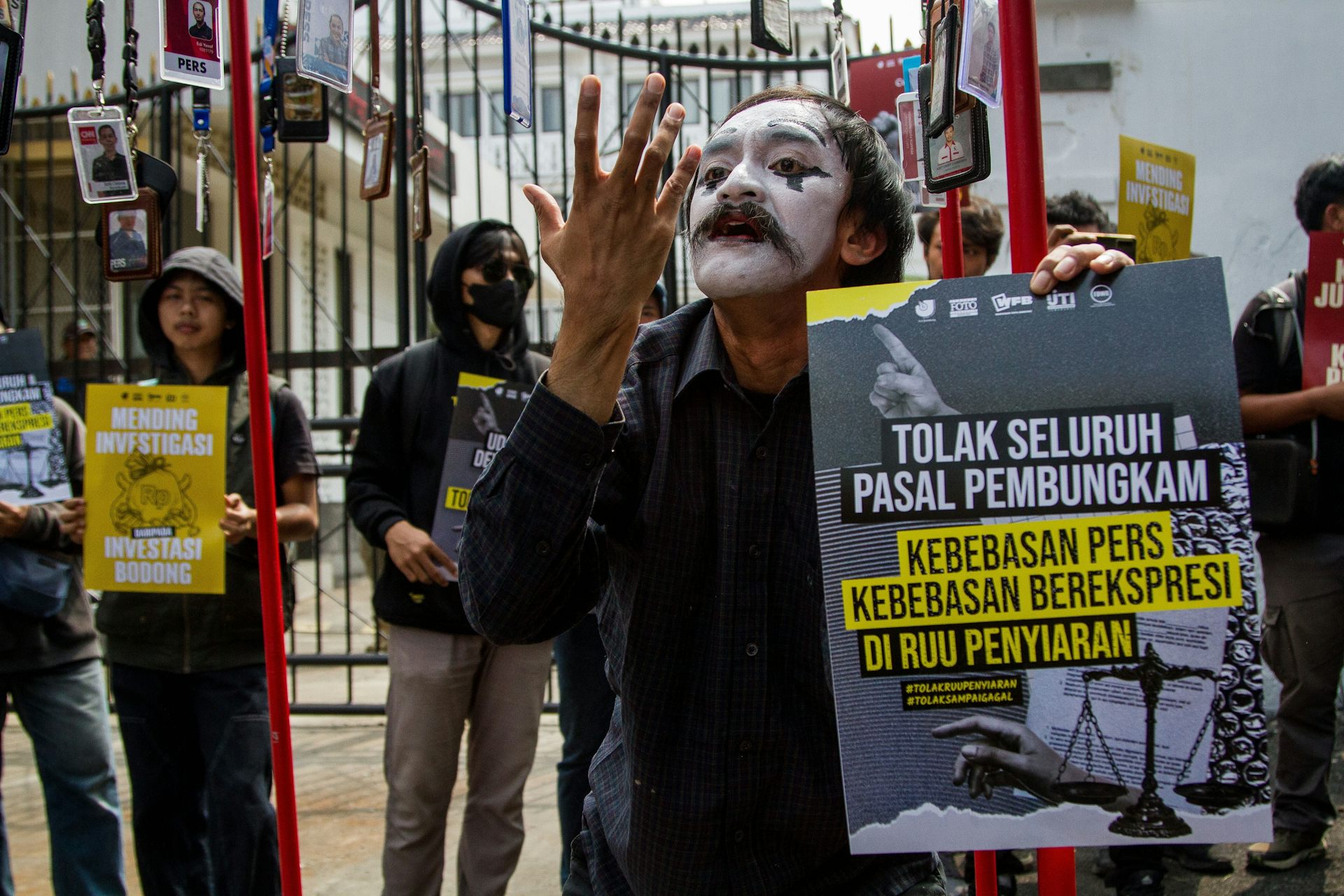 Semakin banyak rekam jejak pemerintahan Prabowo-Gibran yang tidak menjamin kebebasan pers.