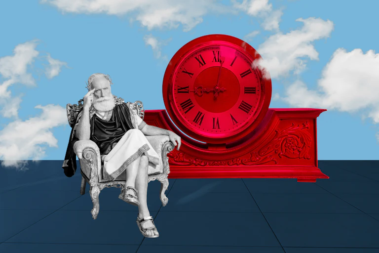 Collage donde se ve un hombre mayor ataviado al estilo de la antigüedad grecorromana y un reloj al fondo.