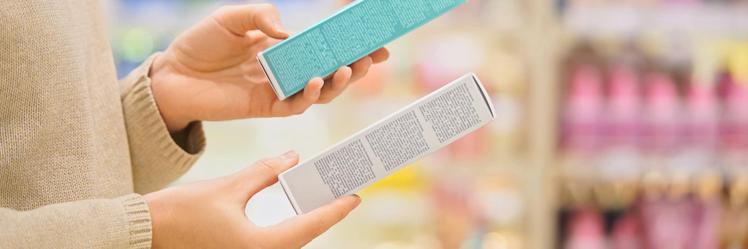 Photo d’une personne en train d’hésiter entre deux sortes de cosmétiques