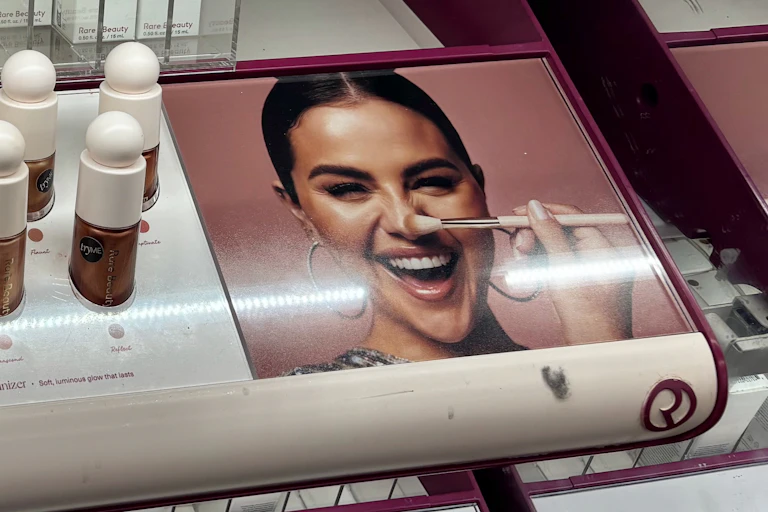 L'actrice Selena Gomez mise en avant dans un magasin pour sa marque de cosmétique