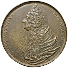 Retrato en bronce del perfil de un hombre.