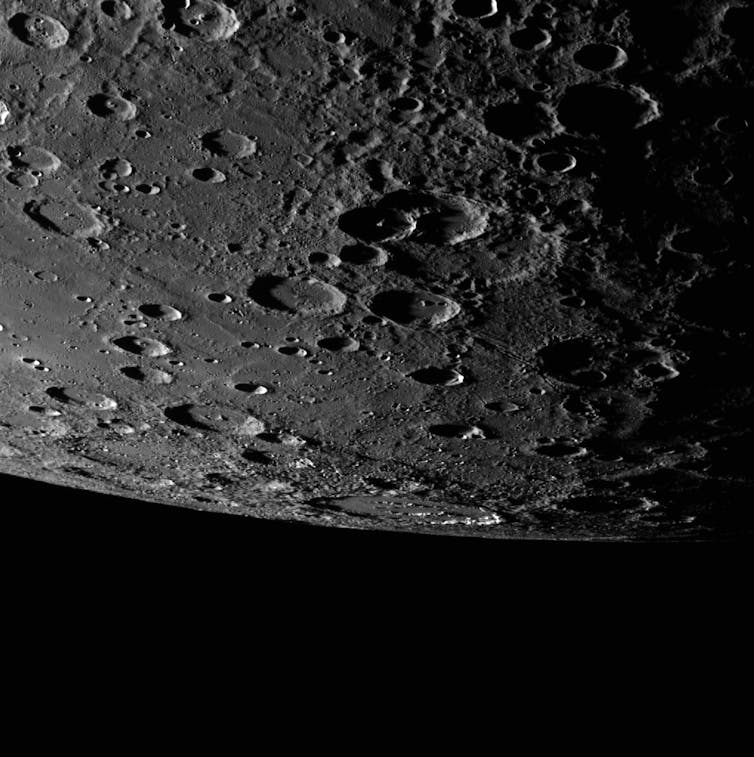 Кратеры меркурия. Меркурий поверхность планеты. Меркурий кратеры. Планета меркурийкраторы. Меркурий рельеф.