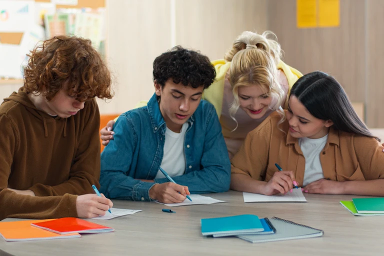 Un groupe d'adolescents qui font leurs devoirs.