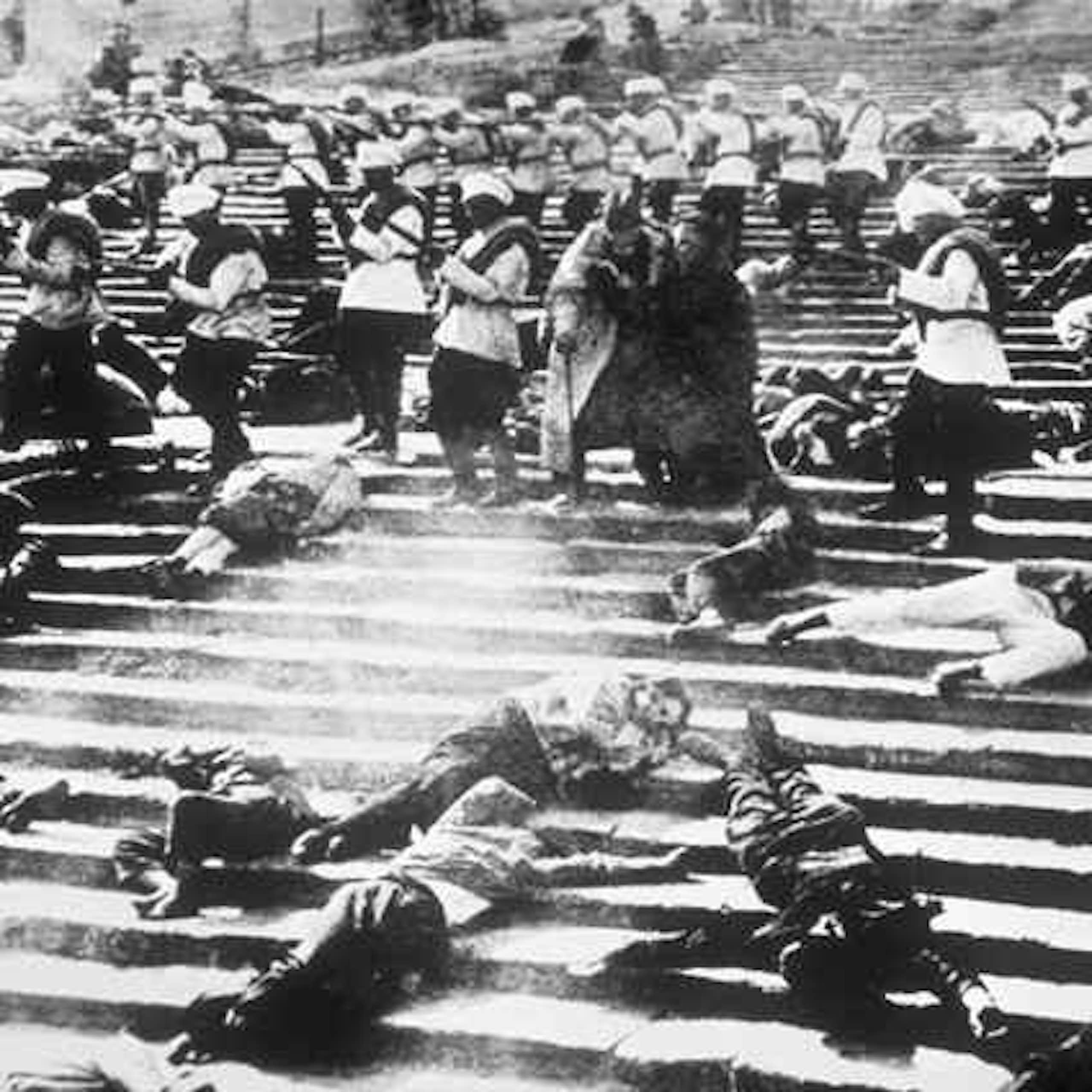 Plan large du massacre sur les « escaliers d’Odessa » tiré du film muet *Le Cuirassé Potemkine* (1925).