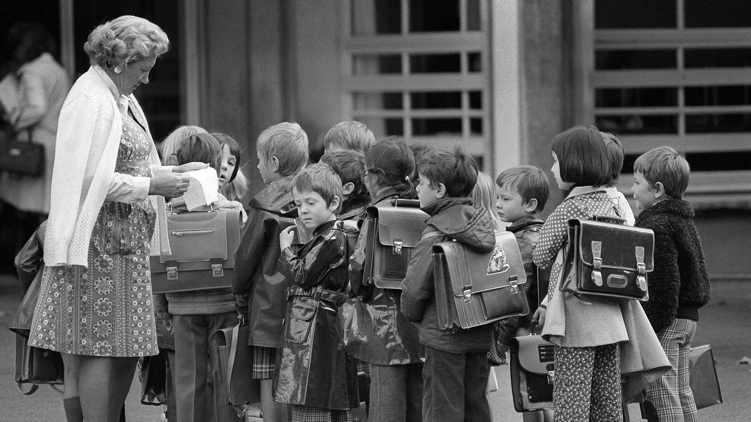Une institutrice fait l'appel dans une école primaire du Havre, en 1975.