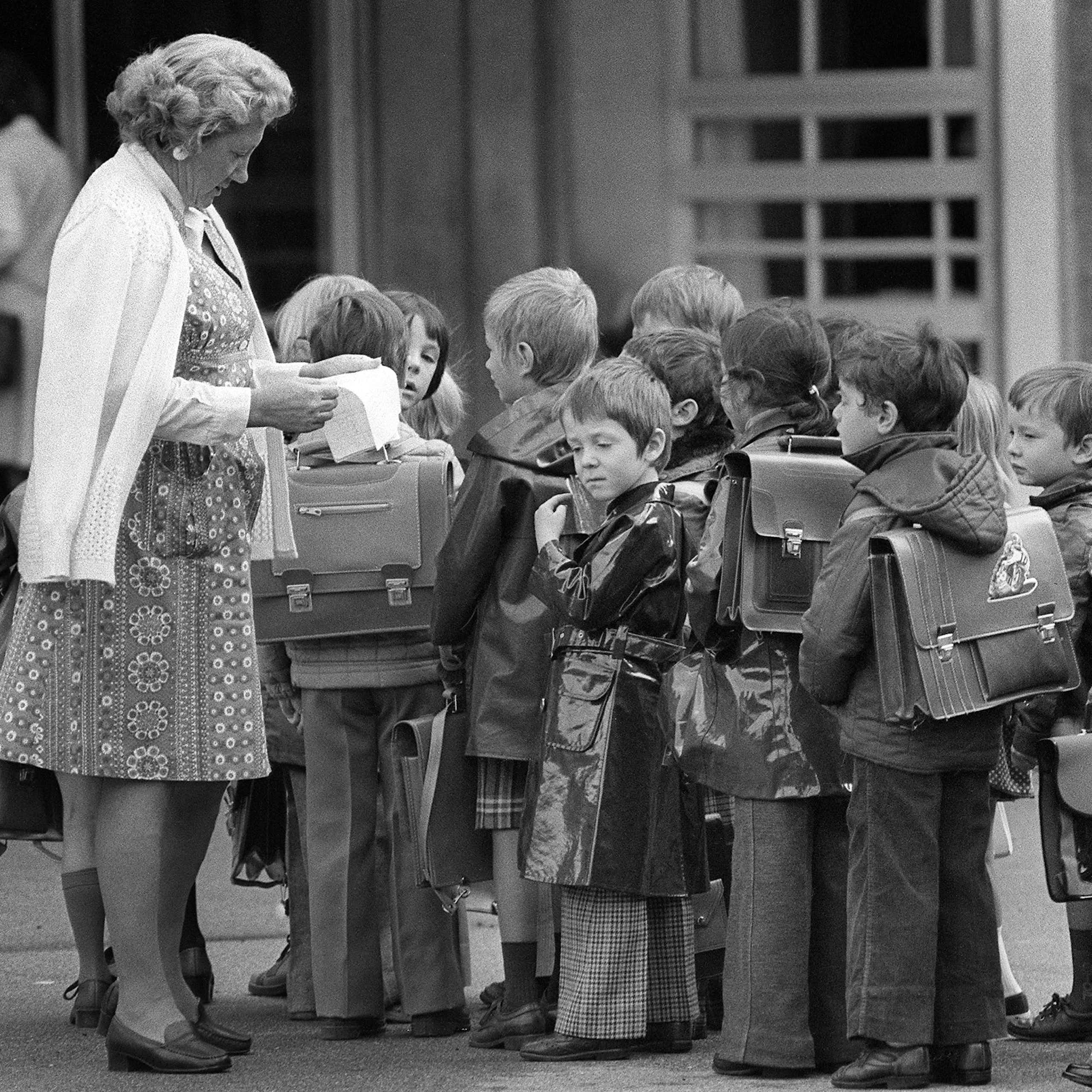 Une institutrice fait l'appel dans une école primaire du Havre, en 1975.