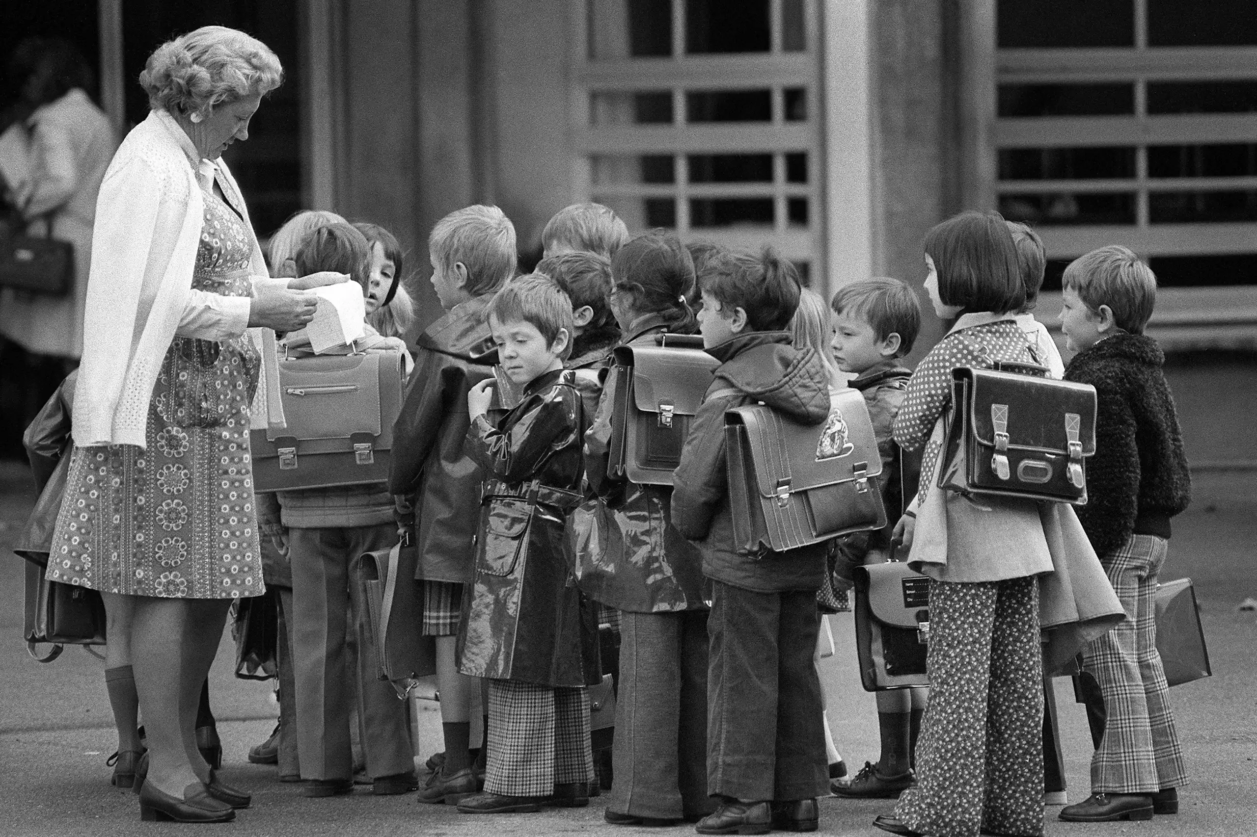 Une institutrice fait l'appel dans une école primaire du Havre, en 1975.